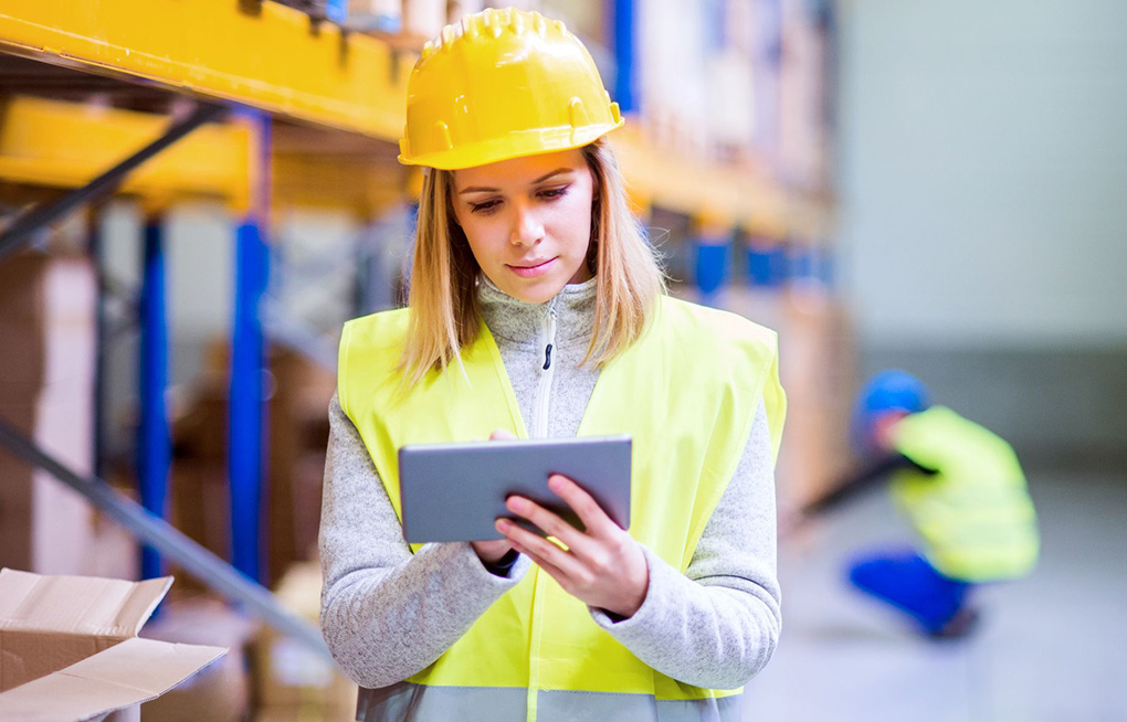 女性仓库工人使用android的平板电脑。
